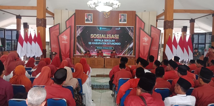 Sosialisasi kepada puluhan kepala sekolah se-Kabupaten Situbondo di Pendopo Aryo Situbondo, Jumat (24/10/2025).