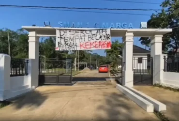 Poster aksi siswa SMAN 1 Cimarga, Lebak, Banten yang mogok belajar gegara rekannya ditampar kepala sekolah usai ketahuan merokok (foto: ist)