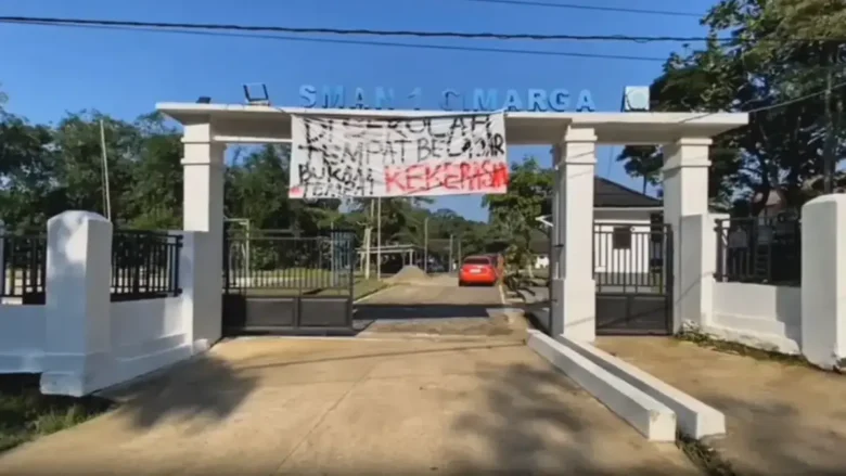Poster aksi siswa SMAN 1 Cimarga, Lebak, Banten yang mogok belajar gegara rekannya ditampar kepala sekolah usai ketahuan merokok (foto: ist)