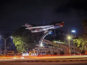 Ilustrasi: patung pesawat, monumen ikonik di kawasan Suhat Kota Malang (foto: Syahrul Photography/facebook)