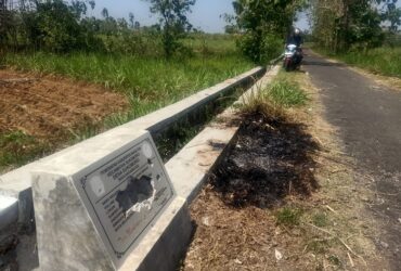Plakat proyek saluran irigasi Desa Sukomoro TA 2022 yang ditemukan rusak parah.