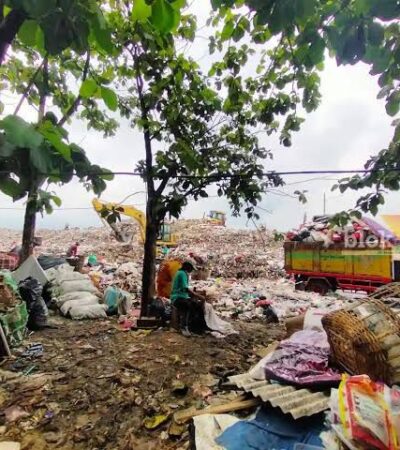 Pengangkutan sampah di TPA Supit Urang. (blok-a.com/bob)