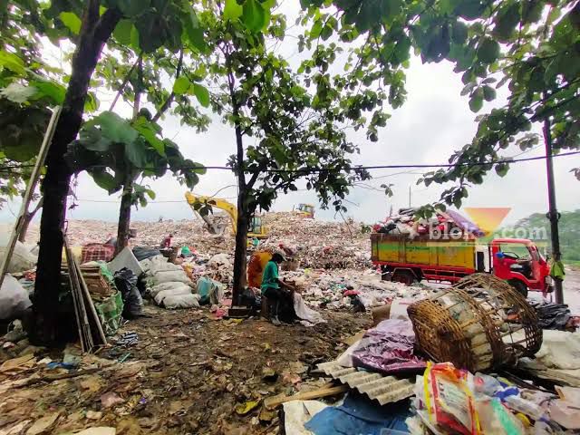 Pengangkutan sampah di TPA Supit Urang. (blok-a.com/bob)