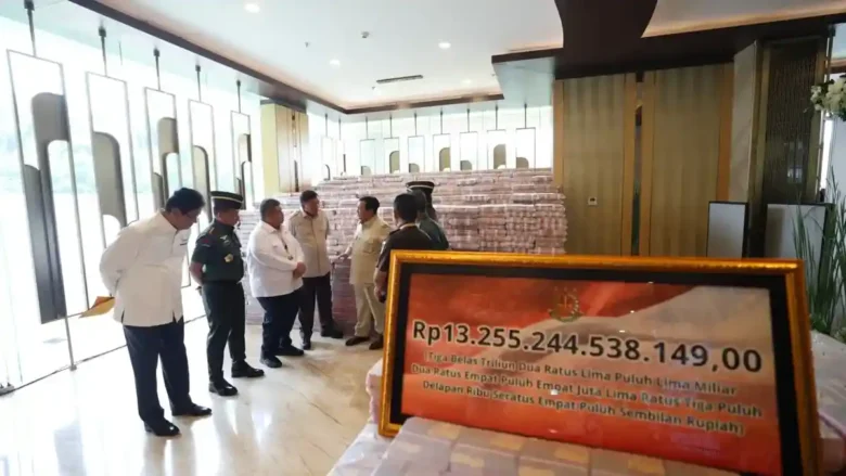 Tumpukan uang senilai Rp13 T yang dipajang di kantor Kejaksaan Agung RI (foto: ist)