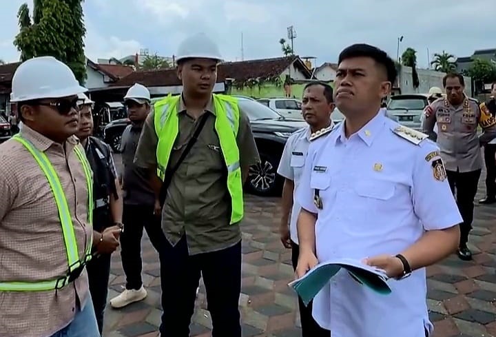 Wali Kota Blitar, Syauqul Muhibbin saat meninjau lokasi proyek. (blok-a.com/Fajar)