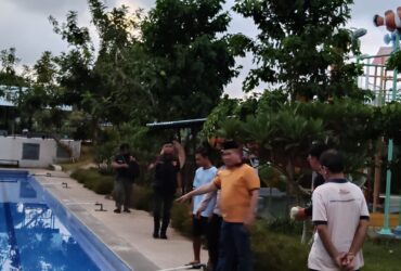 Caption : Polisi saat lakukan olah TKP, insiden Bocil 4 tahun yang tewas tenggelam di kolam renang Banyuwangi Park, Sabtu (1/11/2025)(dok Polsek Kabat untuk blok-a.com).
