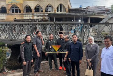Komisi C DPRD Kota Malang saat melakukan peninjauan pemasangan Jembatan Bailey di Jembatan Sonokembang (blok-a.com / Yogga Ardiawan)