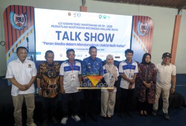 Foto bersama para narasumber UKW ke-59 yang digelar oleh PWI Malang Raya di UIBU Malang (blok-a.com / Yogga Ardiawan)