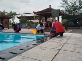 Pengecekan standarisasi kolam renang Bonderland Waterpark yang dilakukan oleh Tim Akuatik Kabupaten Malang.(blok-a.com/Yogga Ardiawan)