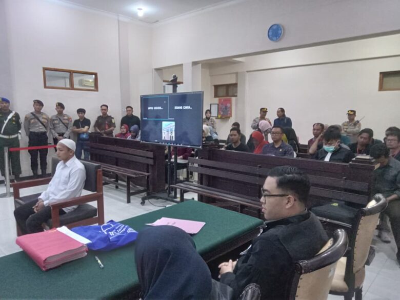 Terdakwa RF sedang menghadiri sidang perdana dakwaan atas dugaan pembunuhan siswa SMK Raden Rahmat Mojokerto.(Istimewa)