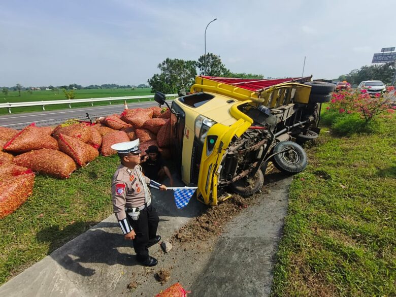 Kondisi truk muatan cabai yang terperosok di Tol Jombang - Mojokerto (Jomo).(dokumen PJR Polda Jatim)