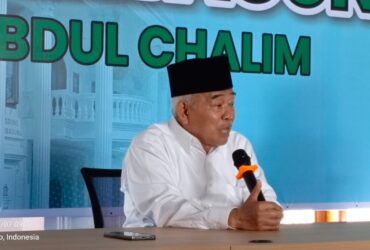KH Asep Saifuddin Chalim pengasuh pondok pesantren Amanatul Ummah Kembangbelor, Pacet, Mojokerto saat konferensi pers.(blok-a.com/Syahrul Wijaya)
