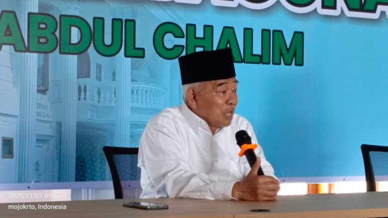 KH Asep Saifuddin Chalim pengasuh pondok pesantren Amanatul Ummah Kembangbelor, Pacet, Mojokerto saat konferensi pers.(blok-a.com/Syahrul Wijaya)