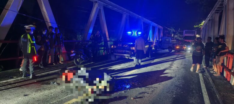 Polisi saat mengevakuasi korban laka tabrak lari di Sasak Tambong, Desa/Kecamatan Kabat, Banyuwangi, Jumat (7/11/2025). (blok-a.com/Kuryanto)