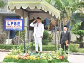 Bupati Situbondo Yusuf Rio Wahyu Prayogo dalam upacara bendera yang digelar di halaman belakang Kantor Pemkab Situbondo, Senin (10/11/2025).