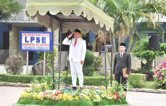 Bupati Situbondo Yusuf Rio Wahyu Prayogo dalam upacara bendera yang digelar di halaman belakang Kantor Pemkab Situbondo, Senin (10/11/2025).