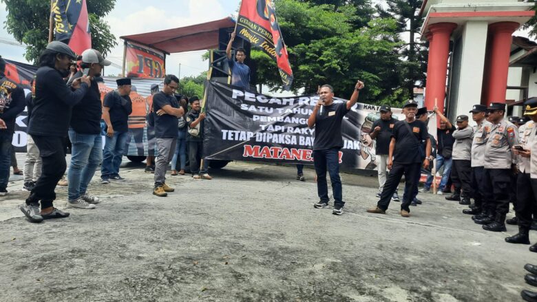 Massa GPI menggelar aksi unjuk rasa di depan Kantor DPRD Kabupaten Blitar. (blok-a.com/Fajar)