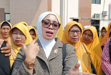 Kuasa hukum keluarga korban dari LBH Jatim Dewi Murniati sedang memberikan keterangan di hadapan wartawan.(blok-a.com/Syahrul Wijaya)