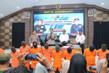 Konferensi pers penangkapan pelaku curas disertai penganiayaan terhadap seorang nenek di wilayah Kecamatan Karas, Magetan.
