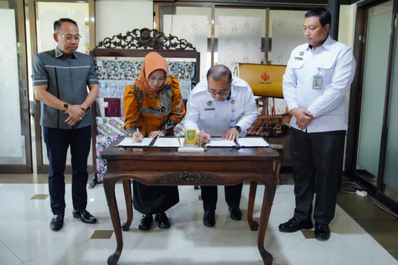 Wali kota Mojokerto Ika Puspita Sari saat penandatanganan nota kesepakatan dengan Balai Pemasyarakatan kelas I Surabaya.(dokumen Kominfo)