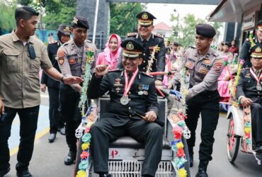 Kapolres Jombang saat mengayuh becak untuk melepas anggota yang purna tugas.(blok-a.com/Syahrul Wijaya)