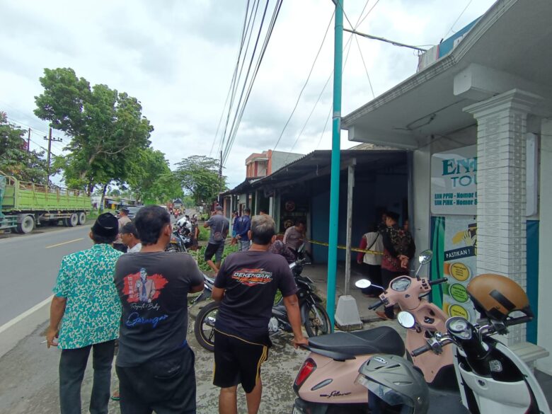 Jenazah Suroso ditemukan di rumahnya di Dusun Mojo, Desa Plosoarang, Kecamatan Sanankulon, Kabupaten Blitar. (blok-a.com/Fajar)