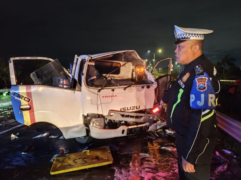 Mobil Pikap muatan ikan usai terjadi laka di tol Jombang - Mojokerto KM 712/200 jalur A.(Dokumen PJR 3 Polda Jatim)