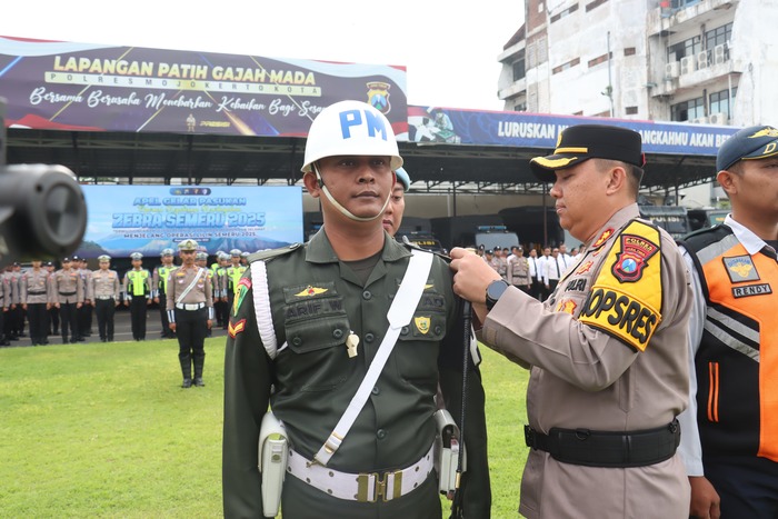 Kapolres Mojokerto kota AKBP Herdiawan Arifianto memasangkan pin kepada anggota Polisi Militer.(blok-a.com/Syahrul Wijaya)
