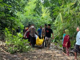 Polisi saat mengevakuasi jenazah yang ditemukan sudah menjadi mayat di pinggir sungai Srono, Banyuwangi, Kamis (20/20/2025). (blok-a.com/Kuryanto)