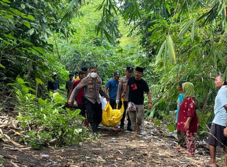 Polisi saat mengevakuasi jenazah yang ditemukan sudah menjadi mayat di pinggir sungai Srono, Banyuwangi, Kamis (20/20/2025). (blok-a.com/Kuryanto)