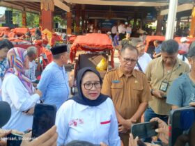 Nanik S deyang saat wawancara dengan wartawan dalam acara penyerahan 100 becak listrik di Pendopo Kabupaten Mojokerto.(blok-a.com/Syahrul Wijaya)
