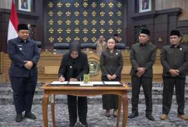 Wali kota Mojokerto dan DPRD dalam paripurna penandatanganan kesepakatan RPD tentang APBD tahun anggaran 2026.(blok-a.com/Syahrul Wijaya)