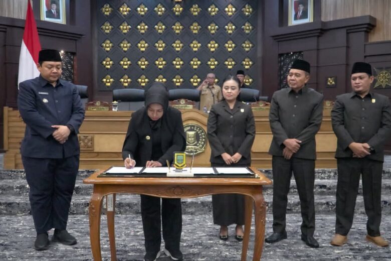 Wali kota Mojokerto dan DPRD dalam paripurna penandatanganan kesepakatan RPD tentang APBD tahun anggaran 2026.(blok-a.com/Syahrul Wijaya)