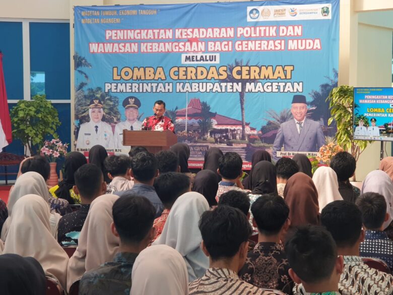 Plt Kepala Kesbangpol Suwito saat memberikan sambutan dalam lomba cerdas cermat Magetan.