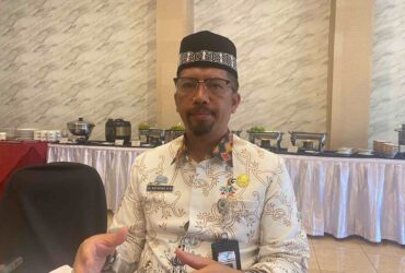 Plh Kepala DLH Kota Malang, Gamaliel Raymond Hatigoran diwawancara soal antisipasi pohon tumbang (blok-a/Bob Bimantara Leander)
