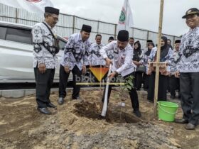Kepala Dispendik Kabupaten Malang, Suwadji saat menanam sejuta pohon dalam peringatan HUT PGRI ke-80 dan Hari Guru Nasional (blok-a.com / Yogga Ardiawan)