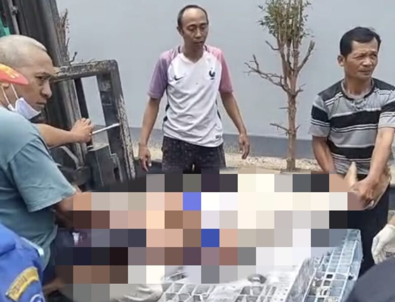 Pekerja proyek yang meninggal tersengat listrik di PT Okamoto Indonesia.(Tangkapan layar video amatir)