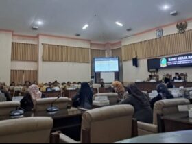Wakil Ketua DPRD Banyuwangi, Hj.Siti Mafrochatin Nimah (tengah) memimpin rapat Banggar, Senin (24/11/2025).(blok-a.com/Kuryanto)