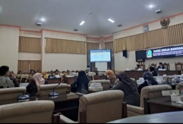 Wakil Ketua DPRD Banyuwangi, Hj.Siti Mafrochatin Nimah (tengah) memimpin rapat Banggar, Senin (24/11/2025).(blok-a.com/Kuryanto)