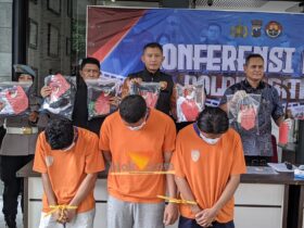 Tersangka pembacokan dan pengeroyokan personil band underground bersama barang bukti yang diamankan oleh Polres Batu (blok-a.com / Yogga Ardiawan)