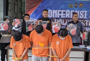 Tersangka pembacokan dan pengeroyokan personil band underground bersama barang bukti yang diamankan oleh Polres Batu (blok-a.com / Yogga Ardiawan)