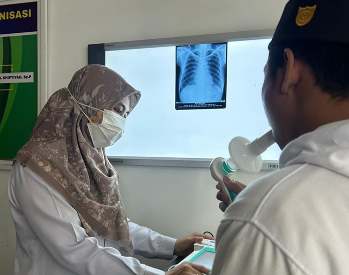 Dr. Spesialis Paru RSUD Genteng, dr. Mariyatul Khiptyah, Sp.P., saat melakukan pemeriksaan spirometri pada pasien, Rabu (26/11/2025). (dok Humas RSUD untuk blok-a.com)