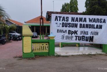 Aksi demo warga Dusun Bandilan di kantor Desa Sumogirang, Kecamatan Prambon, Sidoarjo.