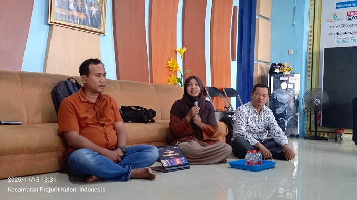 Ketua tim humas BPS Kabupaten Mojokerto Yeni Suryati saat memaparkan data kepada wartawan di sekretariat PWI Mojokerto.(blok-a.com/Syahrul Wijaya)