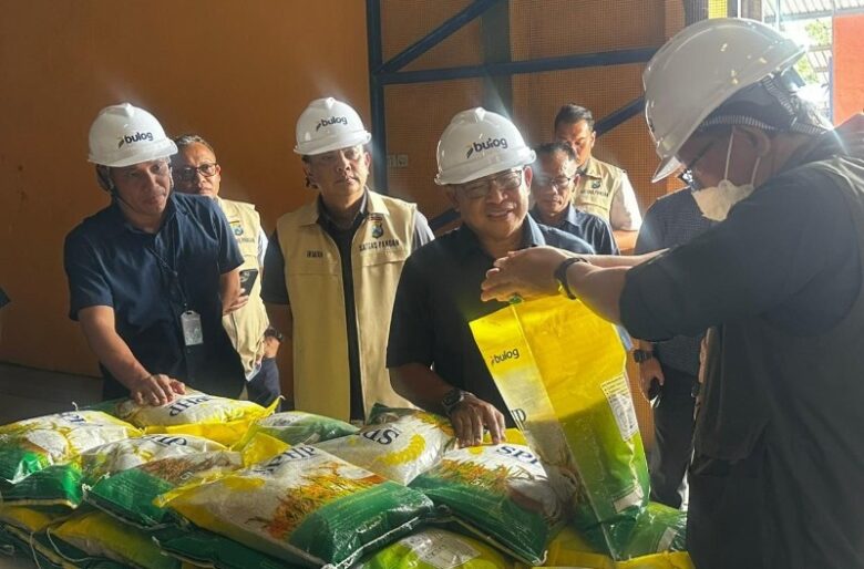 Pengecekan beras SPHP di gudang Bulog Jatim.(dok. Pemprov Jatim)