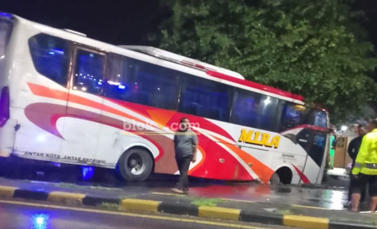 Bus PO Mira saat alami kecelakaan di Mojoagung Jombang.(blok-a.com/Syahrul Wijaya)