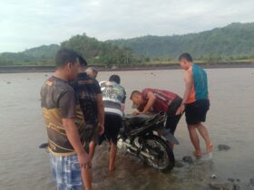 Kondisi motor korban seusai terseret derasnya air Sungai Glidik yang tiba-tiba meluap (ist)