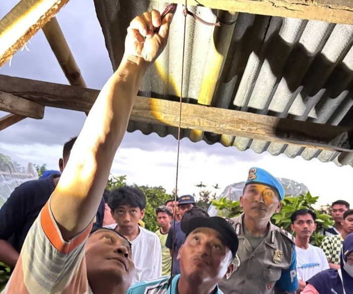 Lokasi pria nekat gantung diri usai ditinggal istri, Sabtu (1/11/2025). (dok. Polsek Bangorejo untuk blok-a.com)