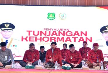 Penyerahan bantuan Tunjangan Kehormatan Guru Ngaji di Pendopo Agung Keraton Sumenep, Jumat (14/11/2025).