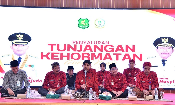 Penyerahan bantuan Tunjangan Kehormatan Guru Ngaji di Pendopo Agung Keraton Sumenep, Jumat (14/11/2025).